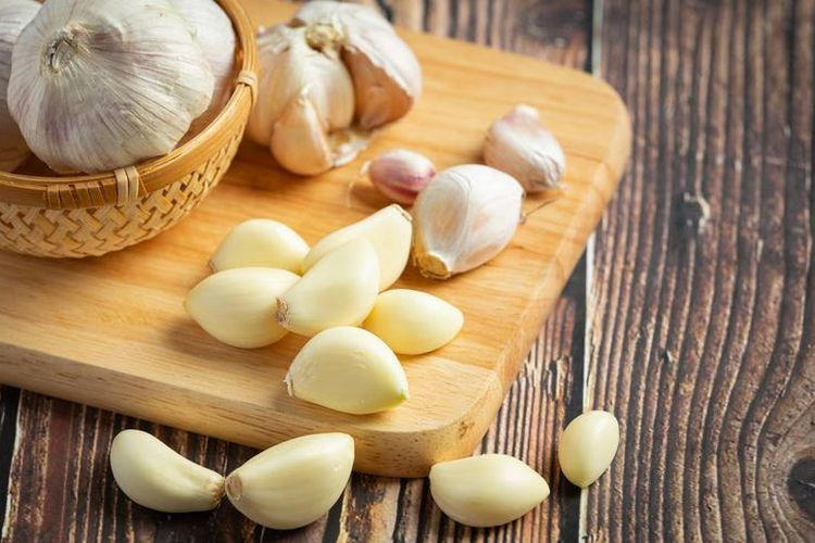 Manfaat Makan Bawang Putih Mentah bagi Kesehatan: Perlindungan Alami untuk Tubuh Anda