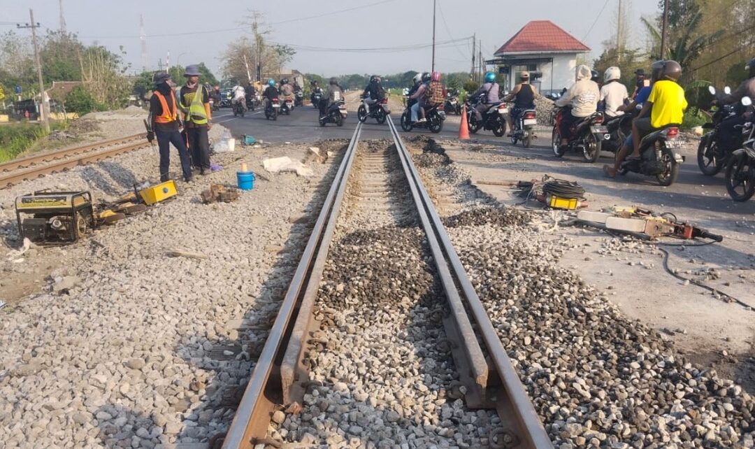 PT KAI Lakukan Perbaikan Rel di Bagor dan Bandarkedungmulyo untuk Keselamatan Perjalanan Kereta Api