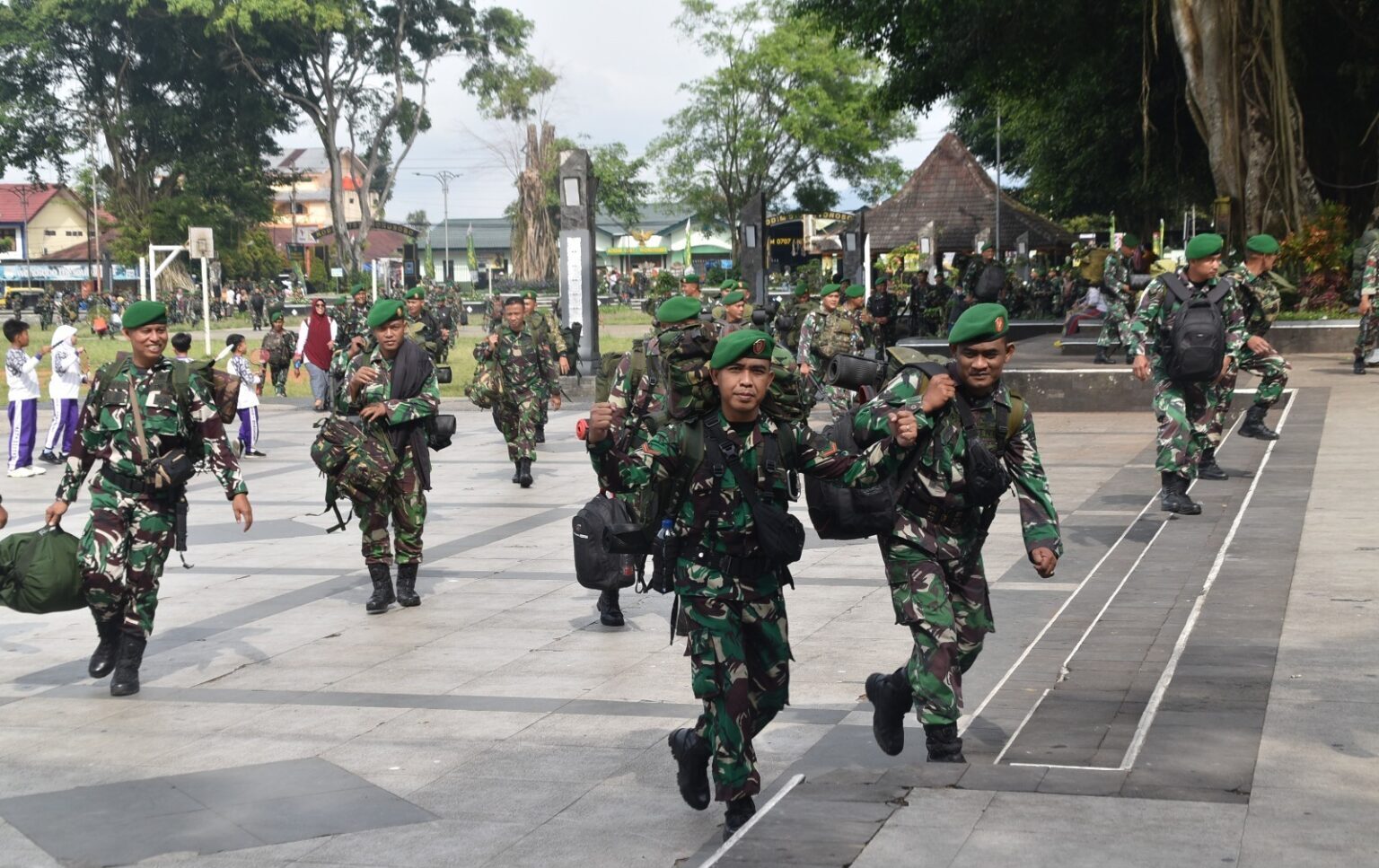 Sebanyak 350 anggota dari Kodim 0707 Wonosobo berangkat ke Monumen Nasional (Monas) di Jakarta pada Kamis (3/10/2024). Ratusan personel ini akan mengikuti rangkaian peringatan Hari Ulang Tahun Tentara Nasional Indonesia (HUT TNI) ke-79 yang menjadi momen penting bagi seluruh prajurit TNI di seluruh penjuru negeri. Keberangkatan personel Kodim 0707 ini dipimpin oleh Pasi Ops Kodim, Kapten Arm Suyitno, di bawah komando Dandim 0707 Wonosobo, Letkol Infanteri Helmy. Dalam pesannya sebelum melepas para anggota, Letkol Helmy menekankan pentingnya disiplin, tanggung jawab, serta menjaga kesehatan dan keselamatan selama bertugas di Jakarta. “Saya minta kepada seluruh personel untuk menjaga kesehatan dan mengikuti semua instruksi pimpinan selama kegiatan berlangsung. Jangan ada yang melakukan pelanggaran dan tetap jaga nama baik satuan,” tegas Letkol Helmy dalam sambutannya. Selain menghadiri upacara bendera di Monas, para prajurit juga akan terlibat dalam berbagai kegiatan sosial yang diadakan selama peringatan HUT TNI ini. Tujuan utama dari keikutsertaan mereka, selain memperingati hari besar militer, adalah untuk mempererat hubungan antara TNI dengan masyarakat. Ini merupakan wujud nyata dari semangat kemanunggalan TNI bersama rakyat yang selama ini menjadi fondasi utama institusi pertahanan negara tersebut. Kapten Arm Suyitno, yang akan memimpin rombongan personel dari Wonosobo, menyampaikan motivasi kepada anggotanya agar tetap semangat dalam melaksanakan tugas, meskipun harus jauh dari keluarga. “Laksanakan tugas dengan penuh tanggung jawab dan kesenangan. Jangan jadikan jarak sebagai beban, tetapi tetap semangat meski jauh dari keluarga,” ujar Suyitno. Rangkaian kegiatan peringatan HUT TNI ke-79 di Jakarta diprediksi akan berlangsung meriah dan penuh dengan semangat nasionalisme. Ribuan prajurit dari berbagai wilayah akan berkumpul di Monas untuk mengikuti upacara akbar ini. Selain itu, berbagai kegiatan lain yang menunjukkan kedekatan TNI dengan masyarakat, seperti bakti sosial dan pertunjukan budaya, juga akan digelar sebagai bagian dari perayaan. Acara ini diharapkan tidak hanya meningkatkan solidaritas antar prajurit, tetapi juga memperkuat semangat kebangsaan dan dedikasi para anggota TNI dalam menjaga kedaulatan dan keamanan negara. Bagi para personel Kodim 0707 Wonosobo, keikutsertaan dalam acara nasional ini menjadi kebanggaan tersendiri dan wujud dari pengabdian kepada Tanah Air.