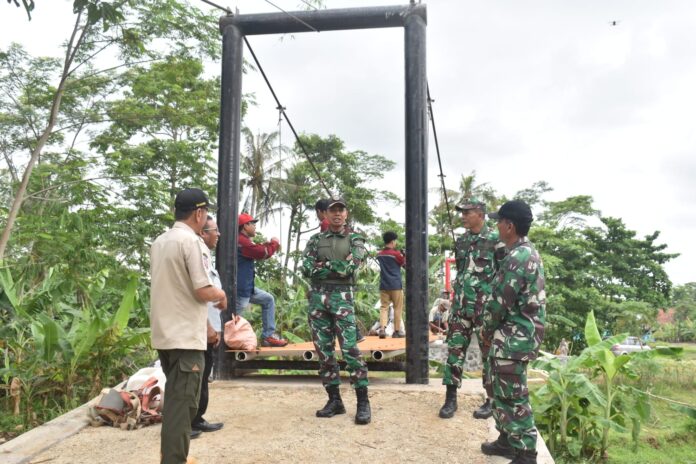 Gotong royong pembangunan jembatan