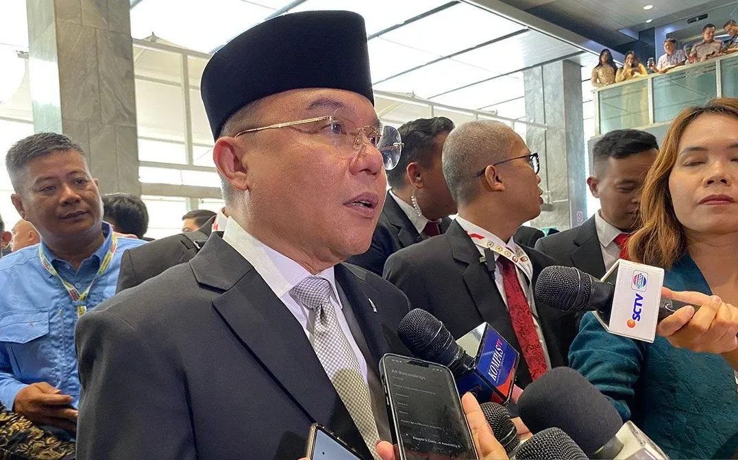 Wakil Ketua DPR RI Sufmi Dasco Ahmad: DPR RI Akan Kaji Tunjangan Dana Pensiun Seumur Hidup untuk Anggota DPR "Jadi memang masukan dari masyarakat itu sudah banyak dan memang kami akan kaji, kami anggap itu sebagai aspirasi dari masyarakat yang ditujukan kepada DPR RI," kata Dasco di Kompleks Parlemen, Senayan, Jakarta, Jumat. Hal itu disampaikannya merespons sorotan publik beberapa waktu belakangan terkait dana pensiun anggota DPR RI yang diberikan seumur hidup meski hanya bekerja selama satu periode. Dia memastikan persoalan terkait dana pensiun anggota DPR RI akan dibahas dalam rapat pada masa persidangan yang akan datang. "Jadi tidak hanya aspirasi mengenai pembangunan di daerah, tapi juga termasuk aspirasi tentang DPR sendiri, dan kami akan bawa ini dalam rapat masa sidang yang akan datang," kata dia. Adapun dasar hukum mengenai pemberian uang pensiun pimpinan dan anggota DPR RI diatur dalam Undang-Undang Nomor 12 Tahun 1980 tentang Hak Keuangan/Administratif Pimpinan dan Anggota Lembaga Tertinggi/Tinggi Negara serta Bekas Pimpinan Lembaga Tertinggi/Tinggi Negara dan Bekas Anggota Lembaga Tinggi Negara. Surat Edaran Sekretariat Jenderal DPR RI Nomor KU.00/9414/DPR RI/XII/2010 kemudian memaparkan tentang besaran gaji pokok, tunjangan, hingga uang pensiun anggota DPR RI, yang mengacu pada Surat Menteri Keuangan No S-520/MK.02/2015. Besaran dana pensiun sebanyak 60 persen dari gaji pokok yang akan diperoleh itu bisa berbeda-beda tergantung posisi yang diduduki selama menjadi anggota DPR RI, misalnya bila anggota merangkap menjadi pimpinan atau hanya menjadi anggota DPR RI saja.