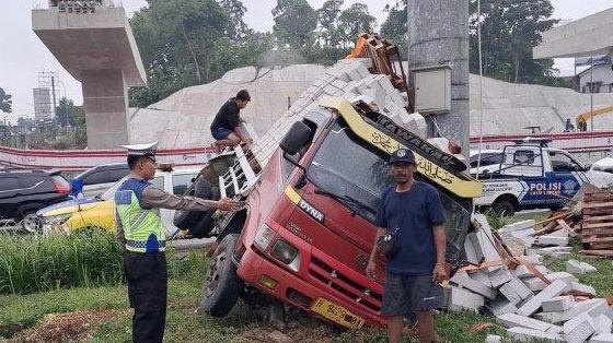 Kecelakaan Truk Akibat Rem Blong di Exit Tol Bawen, Semarang-Solo