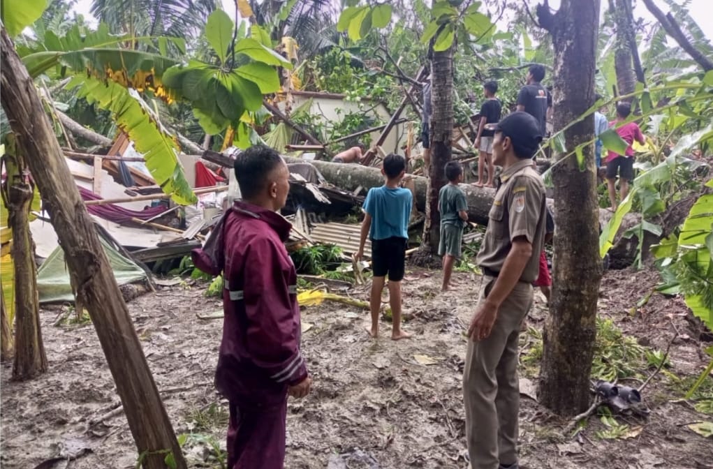 Angin Kencang Terjang Gandrungmangu, Cilacap: Belasan Rumah Rusak