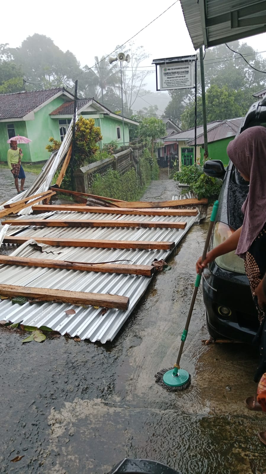 Angin Kencang Rusak Rumah dan Masjid di Desa Durensawit, Wonosobo