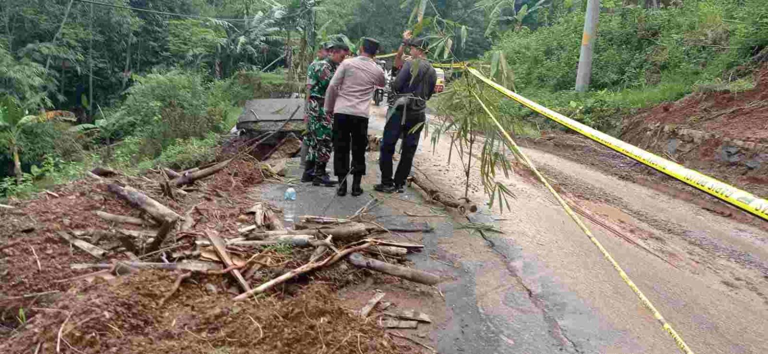 Longsor Akibat Hujan Deras di Kebumen Ganggu Jalur Utama Karangsambung-Sadang Hujan deras yang m