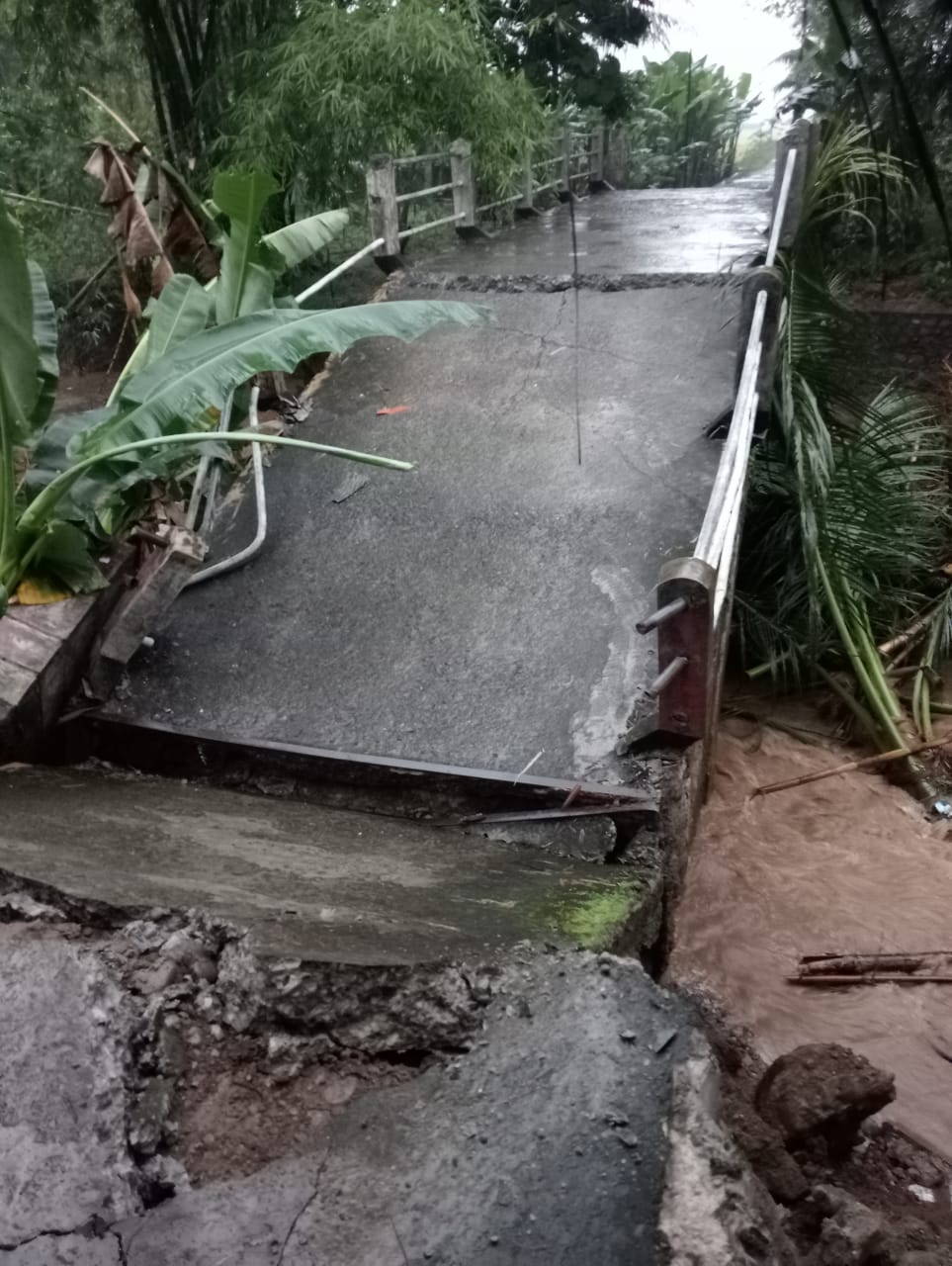 Jembatan di Desa Cilapar, Purbalingga, Patah Akibat Luapan Sungai Ranu