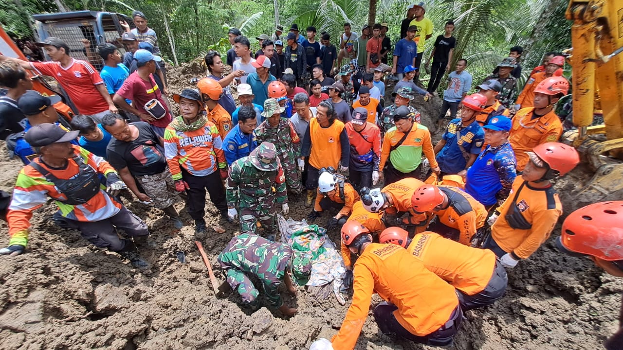 Tragis, Korban Longsor di Kebumen Ditemukan Meninggal Dunia Setelah 14 Jam Pencarian