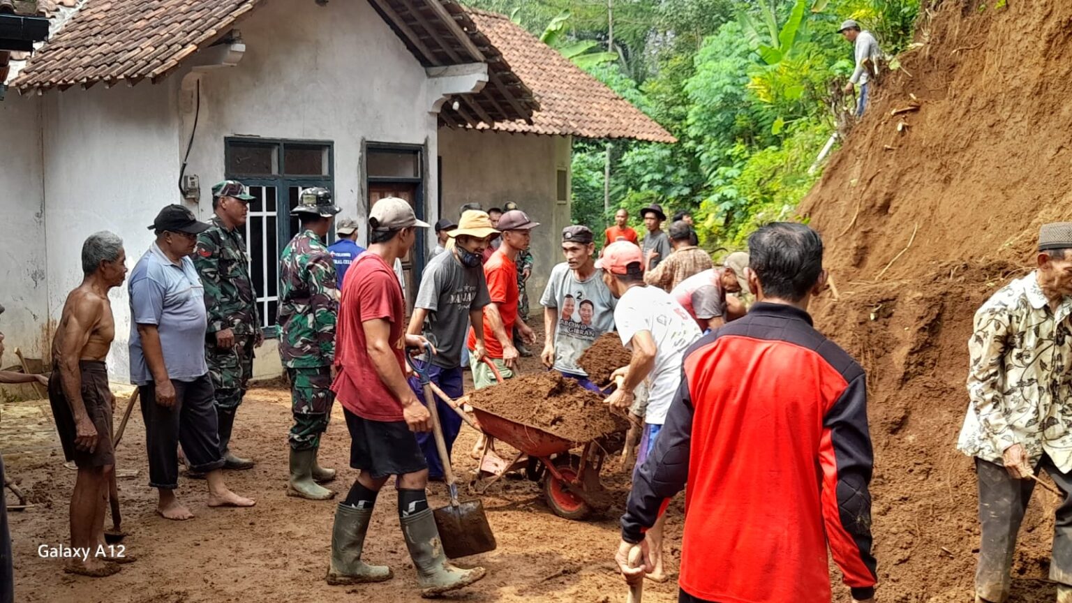 Tanah Longsor Landa Kecamatan Kaliwiro, Wonosobo: Empat Rumah Rusak Parah