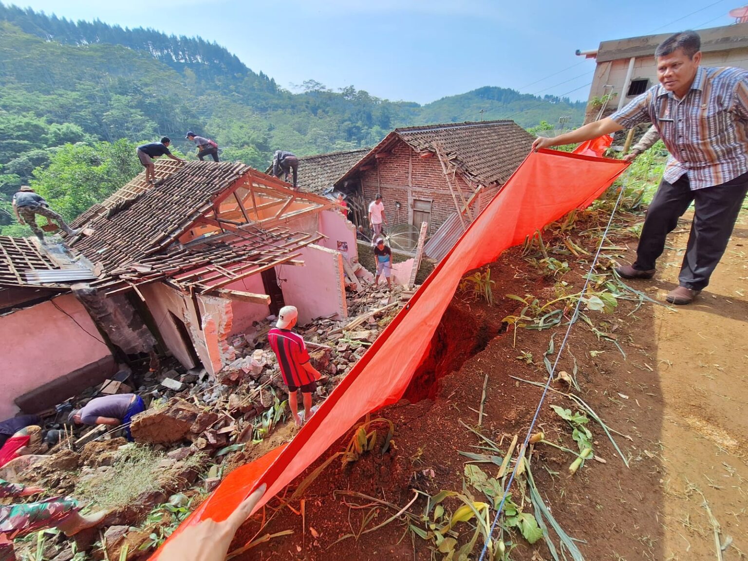 Tanah Longsor di Dusun Sengkeran Wonosobo: Dua Rumah Rusak, Empat Warga Luka