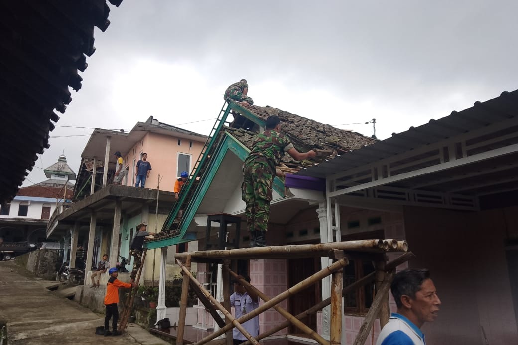 Penanganan Cepat: Personel Gabungan Tangani Rumah Rusak Akibat Angin Puting Beliung di Desa Ropoh, Wonosobo