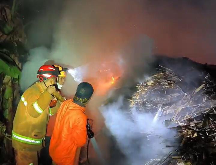 Kebakaran Besar di Desa Gumelar, Wadaslintang: Tumpukan Limbah Kayu Ludes Terbakar