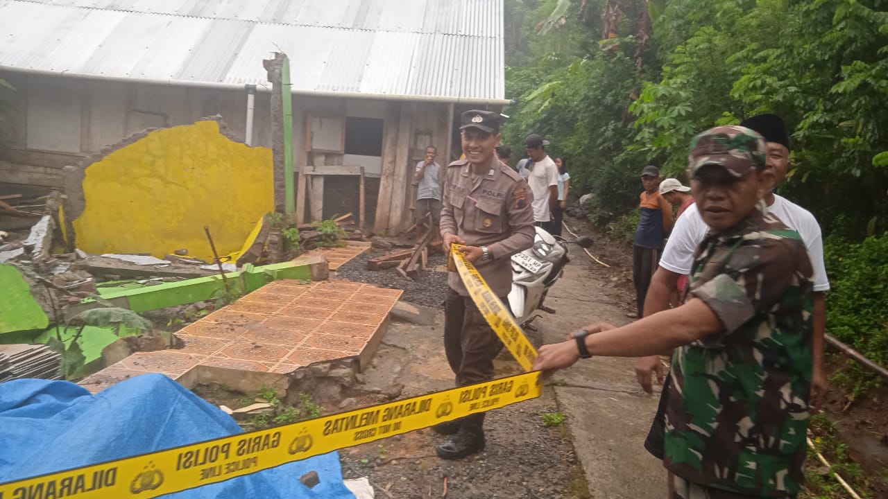 Polsek Wadaslintang Pasang Garis Polisi di Lokasi Tanah Bergerak Desa Gumelar