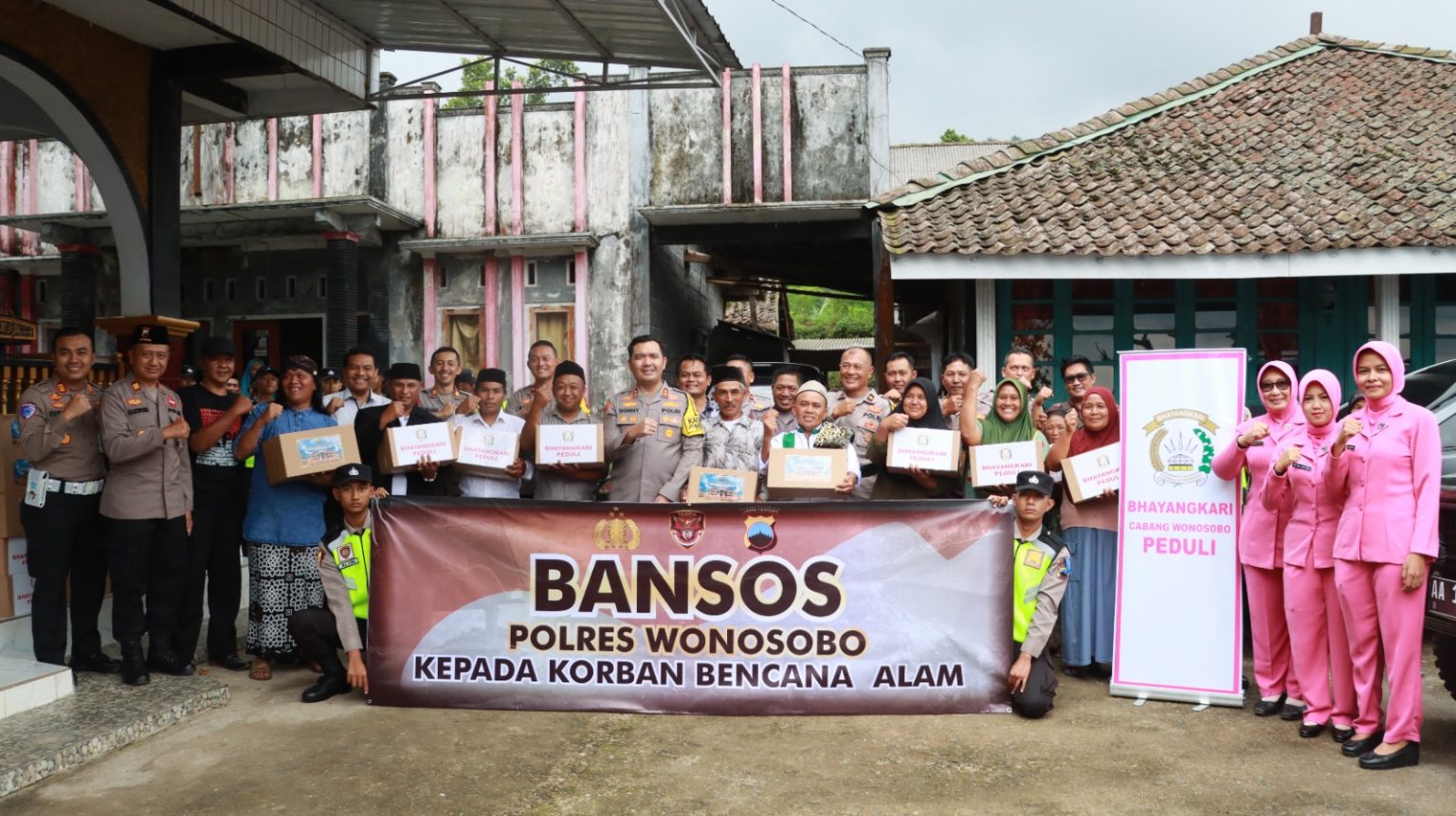 Polres Wonosobo Bergerak Cepat Salurkan Bantuan Sosial untuk Korban Angin Puting Beliung di Desa Ropoh