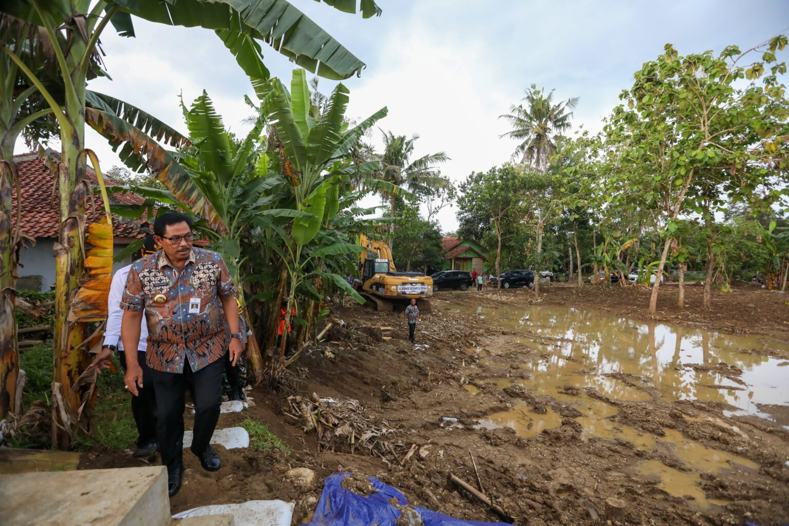 Pj Gubernur Jateng Nana Sudjana Tinjau Lokasi Tanggul Jebol di Kebumen, Serahkan Bantuan untuk Warga Terdampak