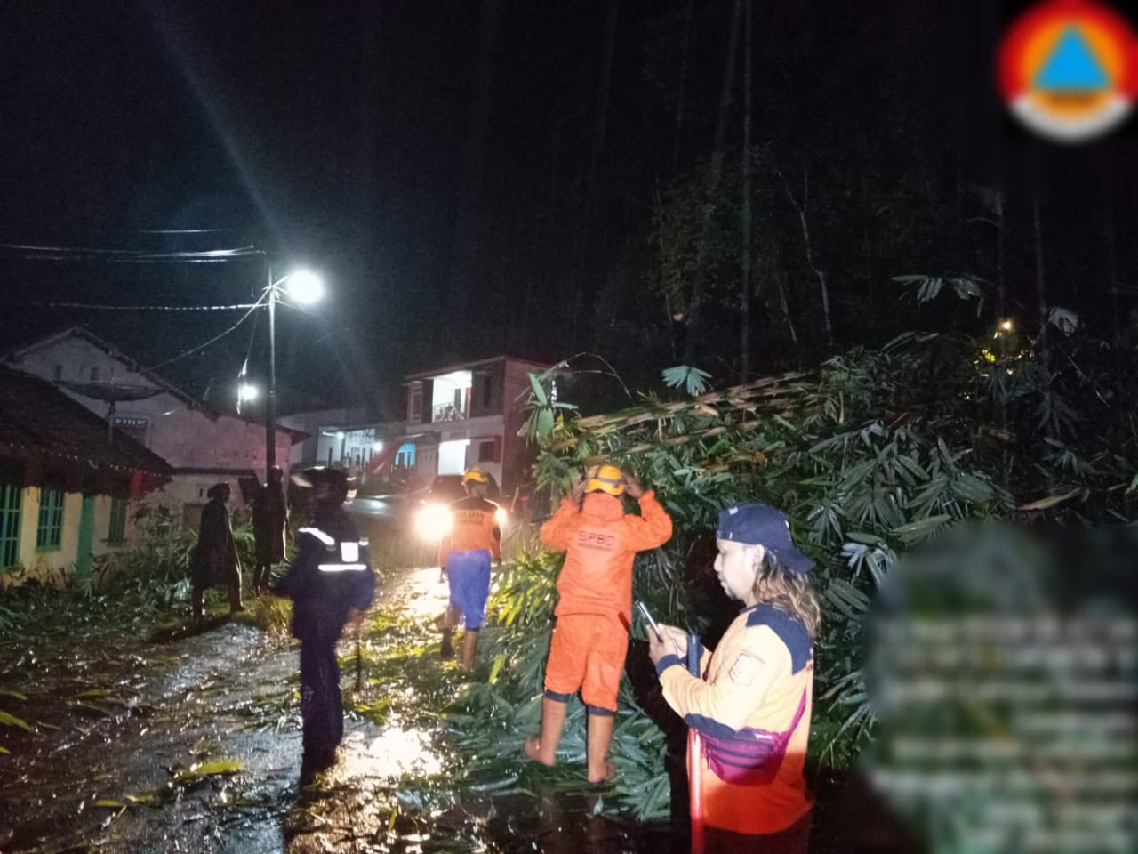 Tanah Longsor di Dusun Candi, Wonosobo: Akibat Hujan Lebat, Akses Jalan Terganggu