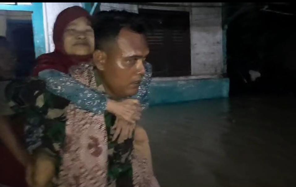 Aksi Heroik Sertu Agus Taufik Hidayat: Evakuasi Warga Tunanetra di Tengah Banjir Sidareja