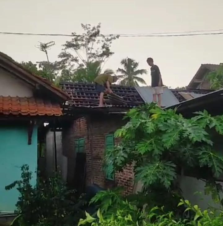 angin kencang merusak rumah warga