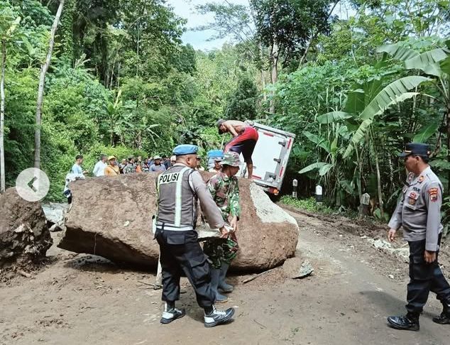 Jalur Sempor-Banjarnegara Kembali Normal Setelah Evakuasi Batu Besar Akibat Longsor