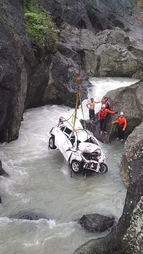 Tim SAR Gabungan Berhasil Evakuasi Minibus yang Terjun ke Jurang di Kebumen