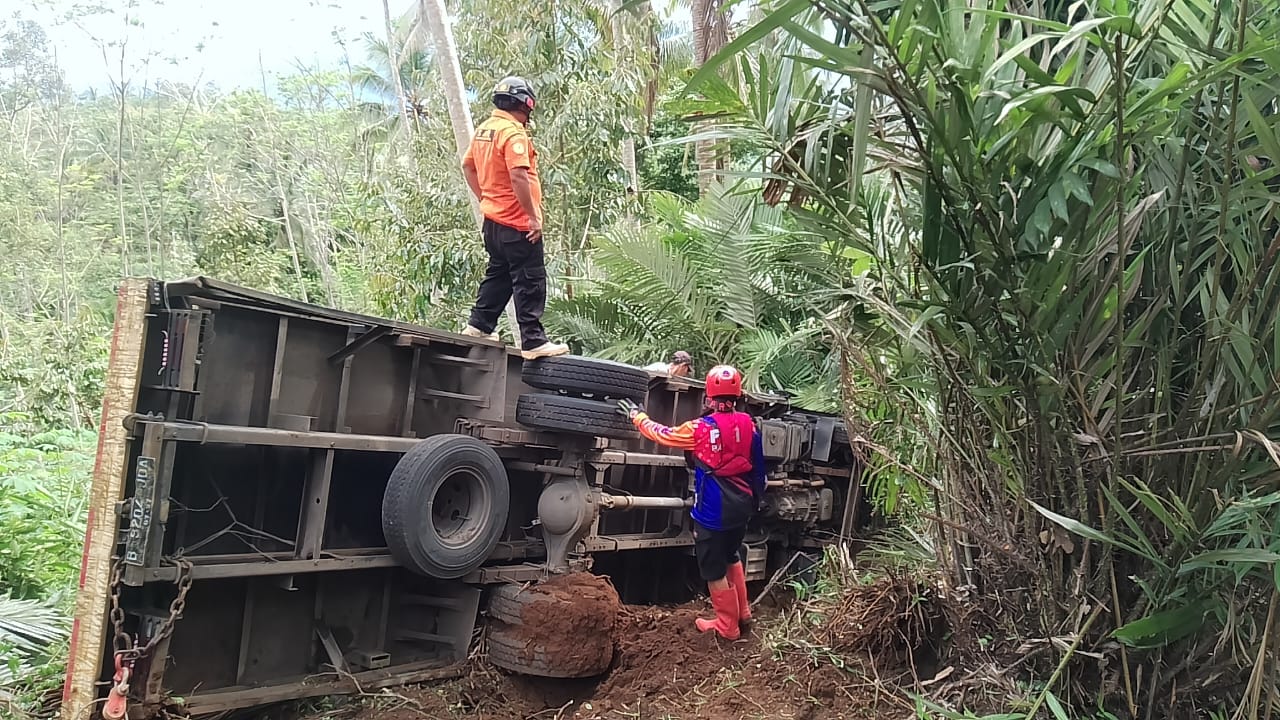 Kecelakaan Tunggal: Truk Tronton Terguling di Jalur Banjarnegara-Pagentan