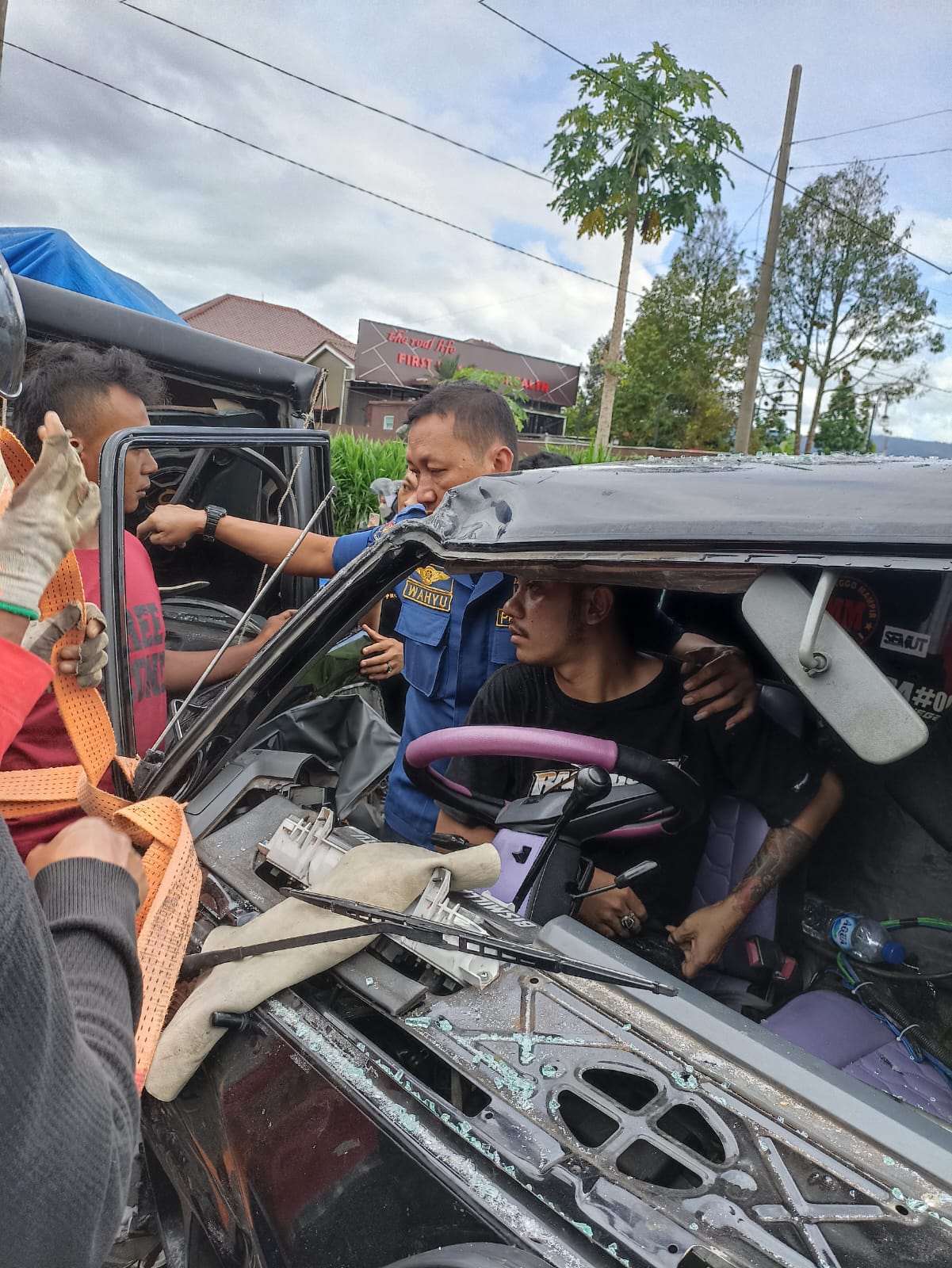 Kecelakaan Adu Banteng Pick-Up Pengangkut Salak di Jalan Raya Petambakan, Dua Pengemudi Luka Serius