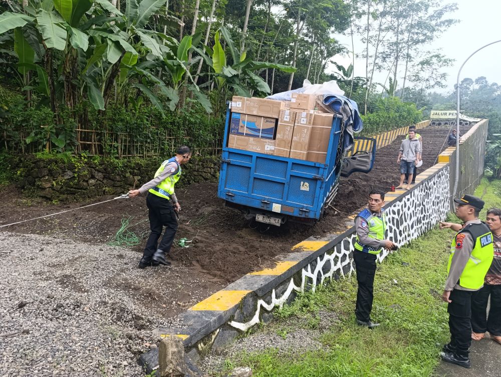 Truk Bermuatan Elektronik Masuk Jalur Penyelamat di Purbalingga Akibat Rem Blong