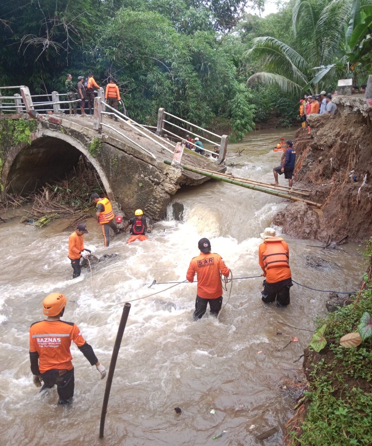 Relawan Siaga Bencana Bersihkan Sampah Sungai Ranu di Cilapar