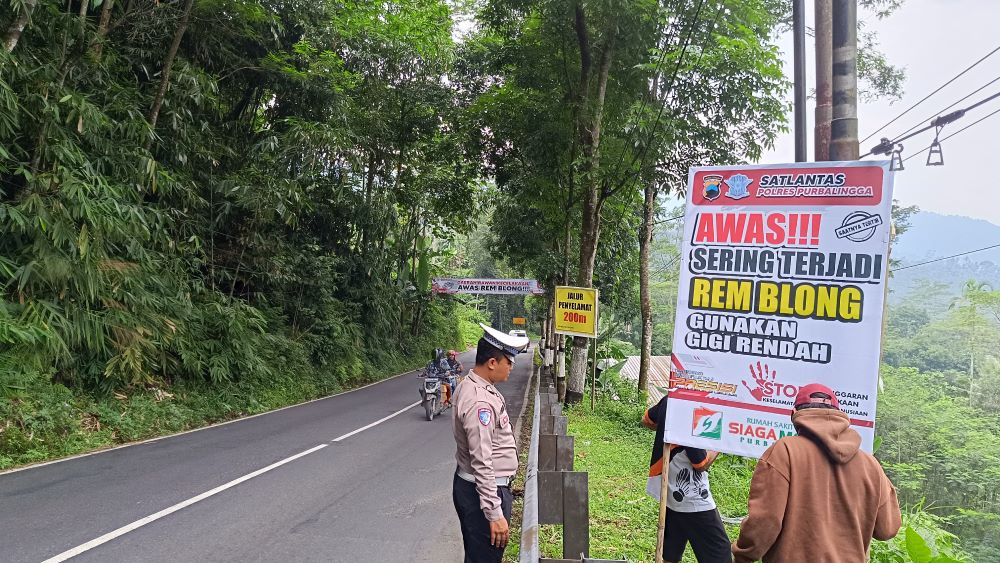 Pemasangan Baliho di Jalur Rawan Kecelakaan: Upaya Polres Purbalingga Cegah Laka Lantas