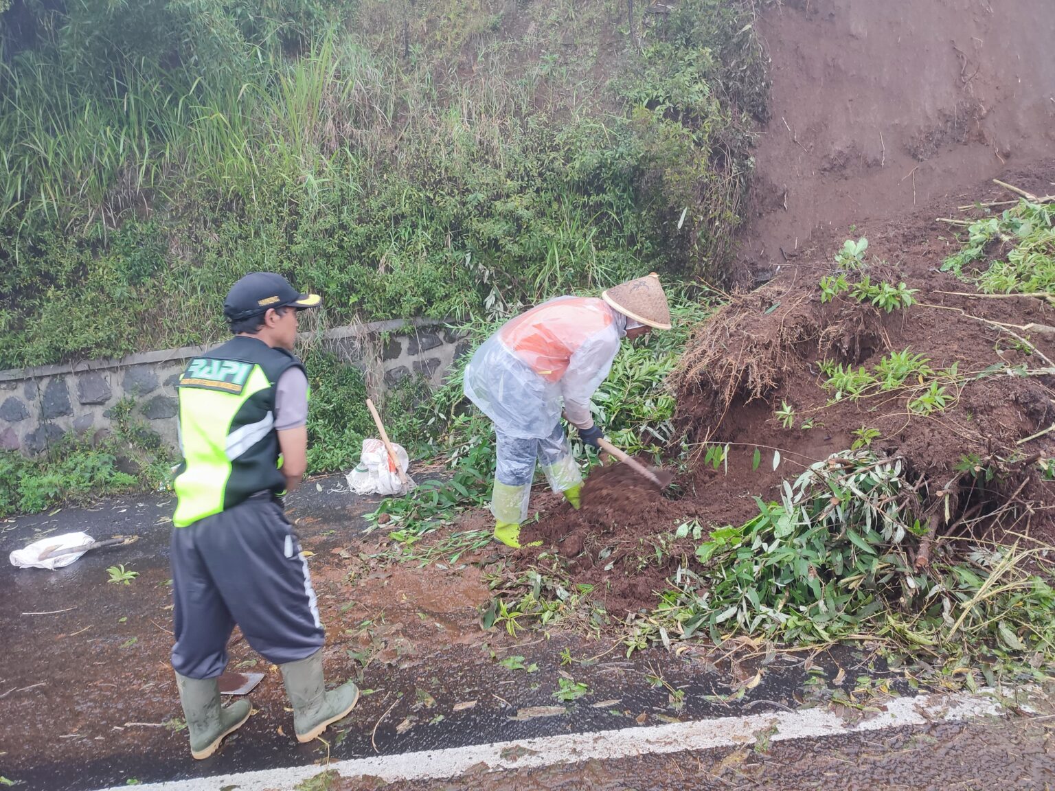 Tebing Longsor di Desa Ratamba, Banjarnegara, Tutup Akses Jalan