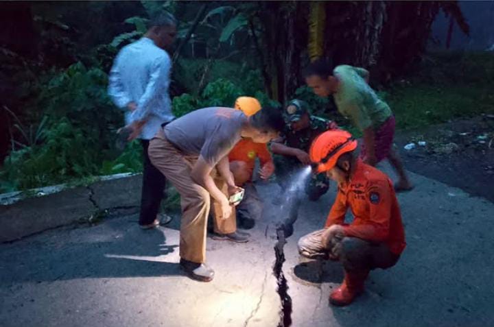 Tanah Gerak di Desa Medono, Kaliwiro: Hujan Lebat Picu Kerusakan Jalur Utama Kaliwiro-Wadaslintang