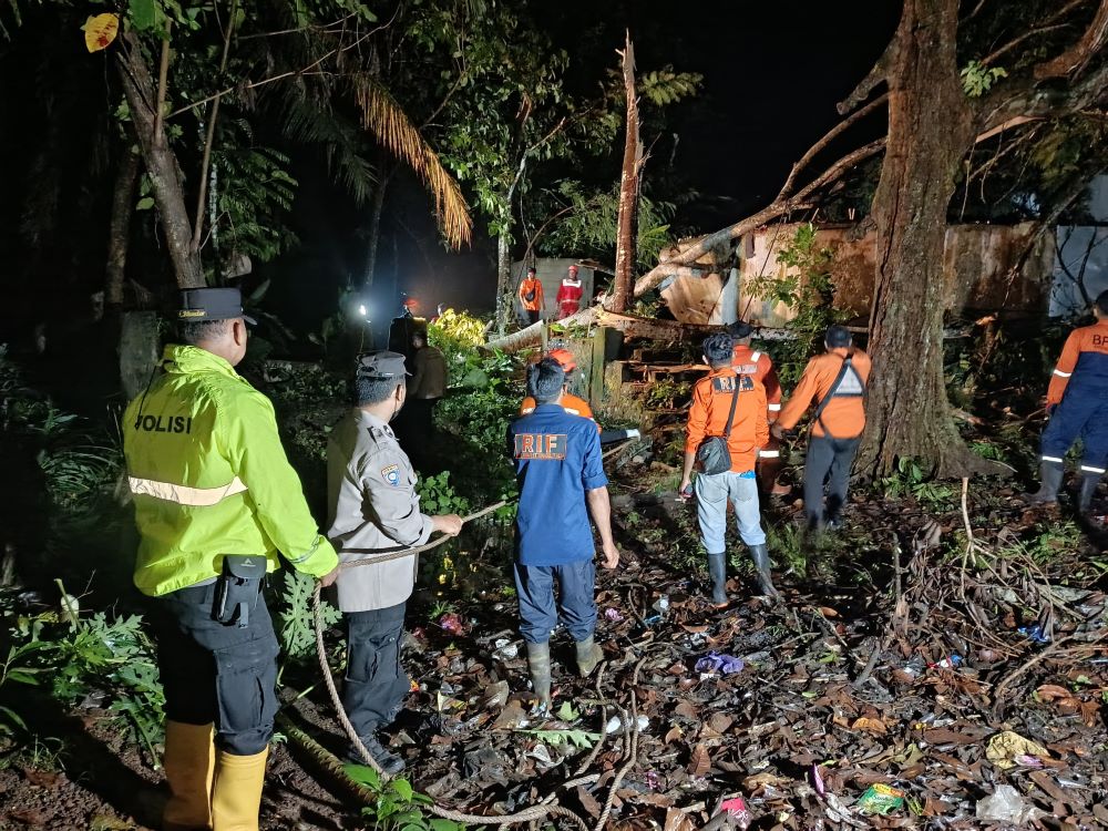 Hujan Deras Disertai Angin Mengakibatkan Pohon Tumbang di Desa Panican, Purbalingga