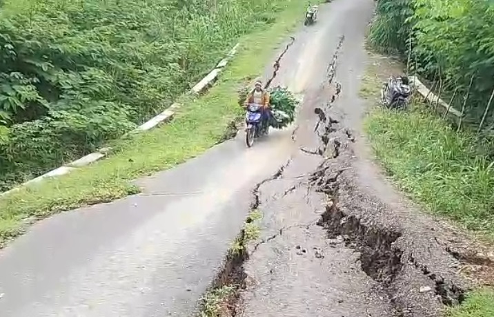 Pergerakan Tanah Akibat Hujan Deras di Banjarnegara, Akses Jalan Desa Aribaya-Kayuares Ditutup