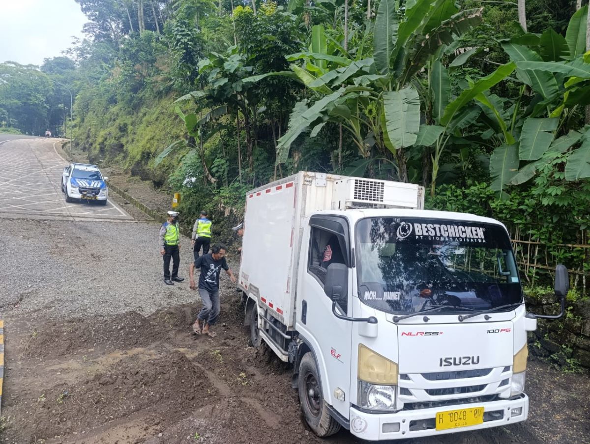 Truk Isuzu Elf Masuk Jalur Penyelamat di Purbalingga, Sopir Selamatkan Diri dari Tabrakan