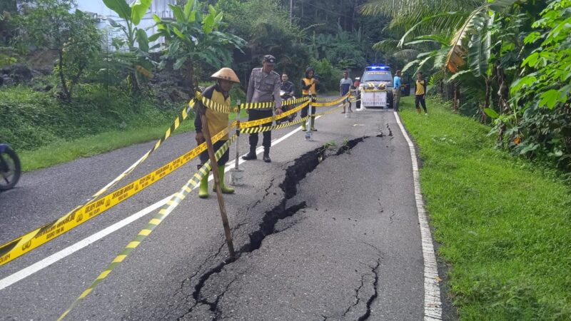 Jalan Raya Wadaslintang-Prembun Ambles Akibat Hujan Deras, Pengendara Diminta Waspada