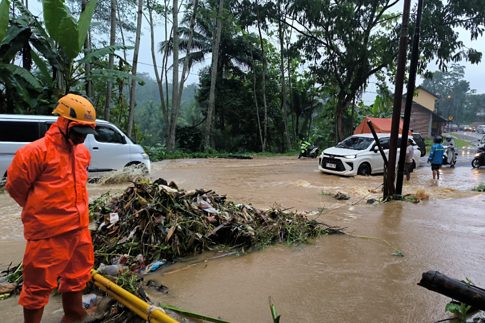 Banjir dan Longsor di Wonosobo: Hujan Deras Empat Jam Sebabkan Gangguan Akses Jalan Raya Banyumas