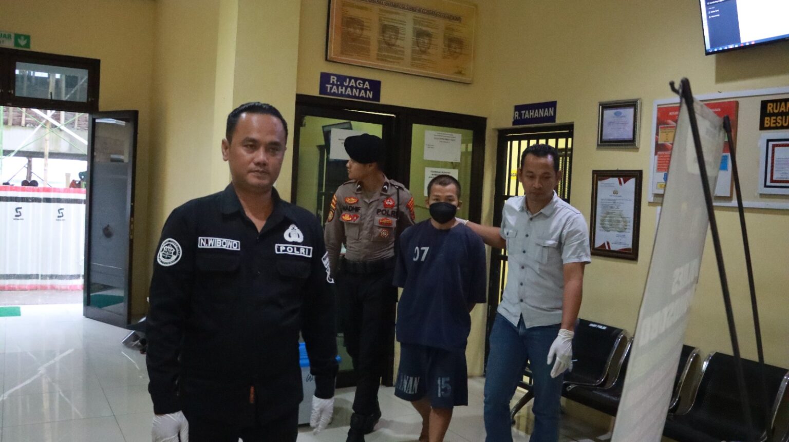 Satreskrim Polres Wonosobo Tangkap Pelaku Penggelapan Handphone di Konter Serayu Cellular