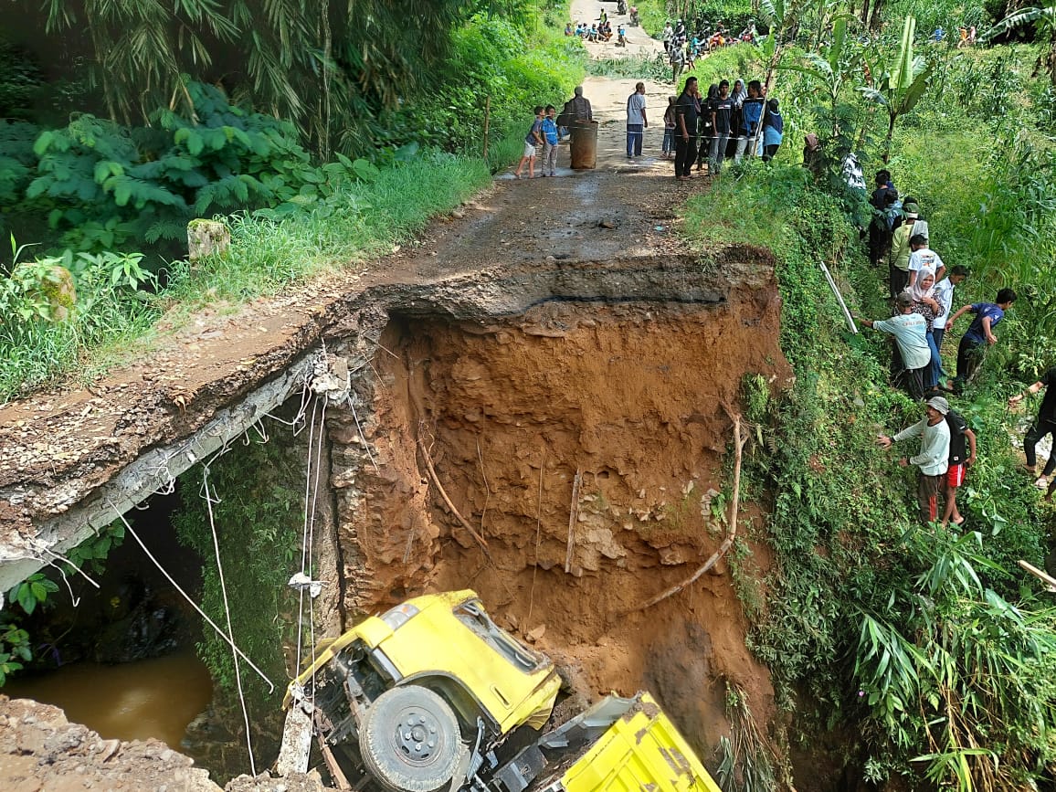 Jembatan Penghubung Majasari-Babadan Ambruk, Truk Bermuatan Pasir Terjun ke Sungai