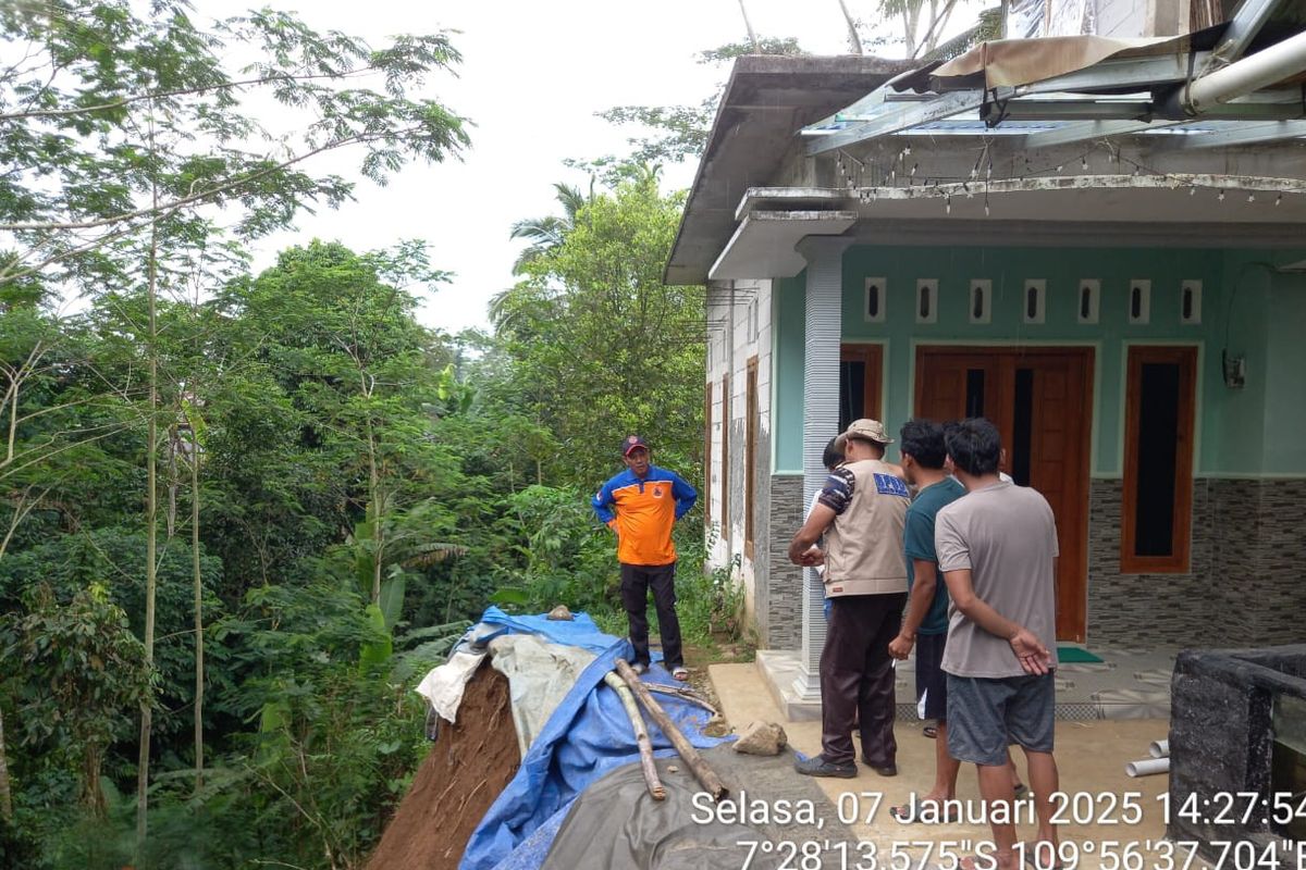 Hujan Deras Sebabkan Tanah Longsor di Wonosobo, Rumah Warga Rusak dan Akses Jalan Tertutup