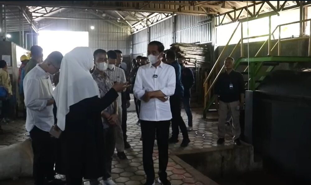 Mantan Presiden Jokowi Tinjau Inovasi Pengolahan Sampah Plastik Jadi Solar di Banjarnegara