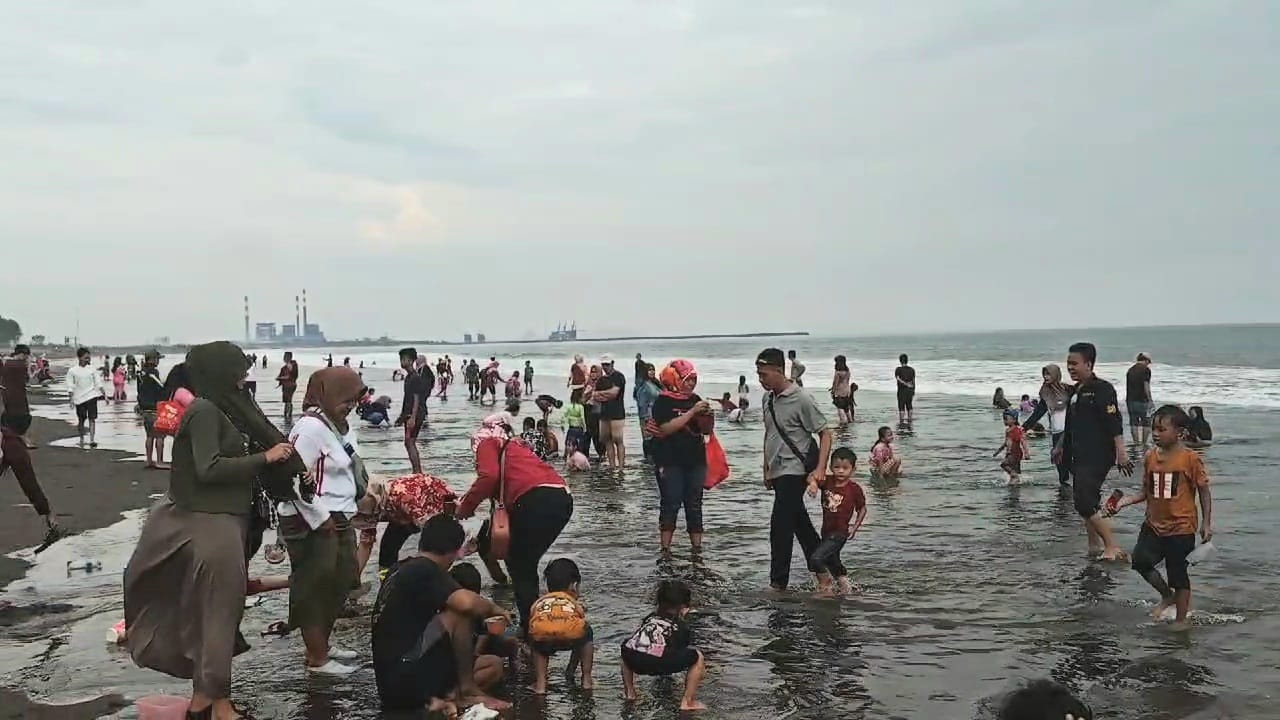 Pantai Kemiren: Destinasi Favorit Libur Tahun Baru 2025 di Cilacap