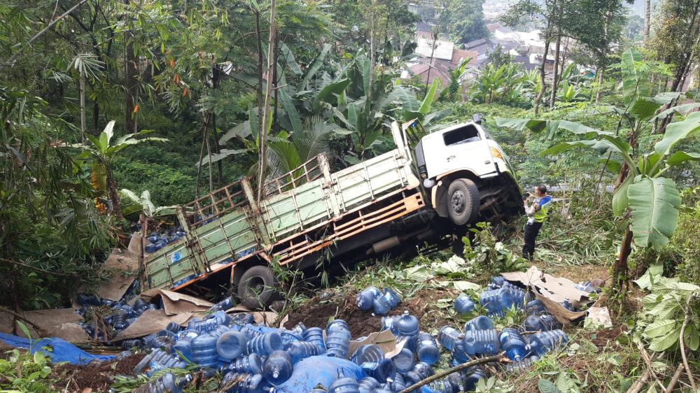 Kecelakaan Lalu Lintas di Jalur Dukuh Bayeman, Truk Bermuatan Galon Masuk Jurang