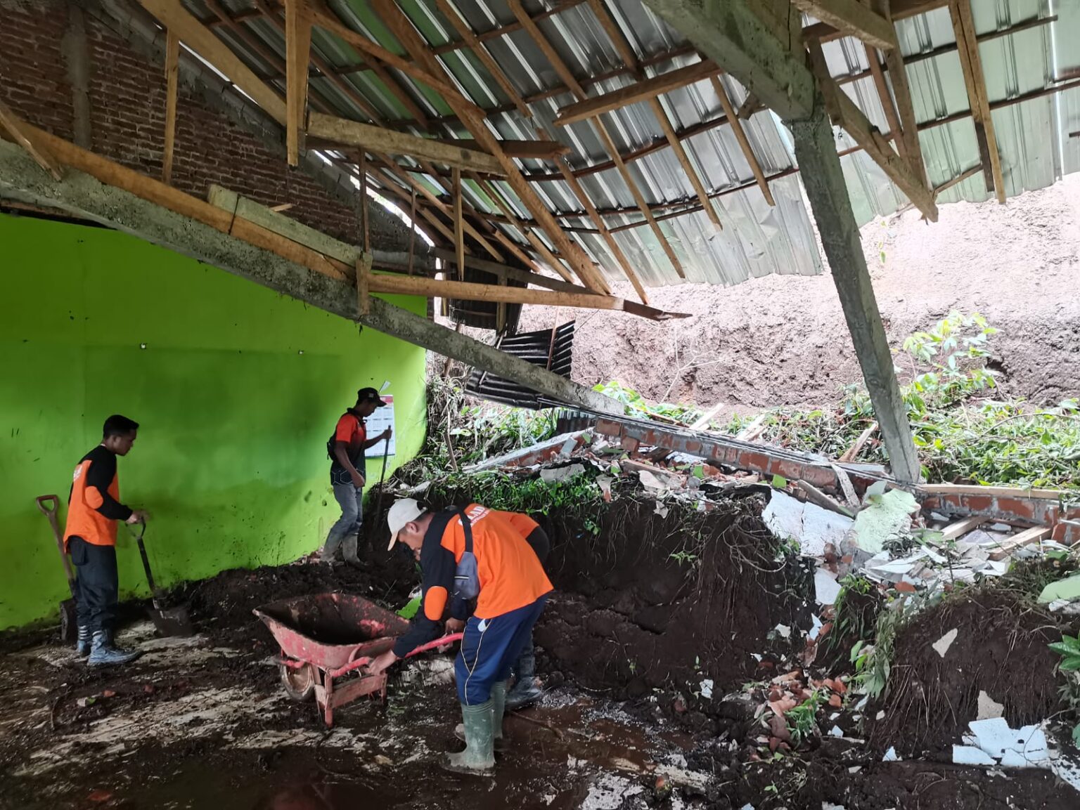 Longsor dan Banjir di Kecamatan Wanayasa: Rumah Rusak, Warga Mengungsi