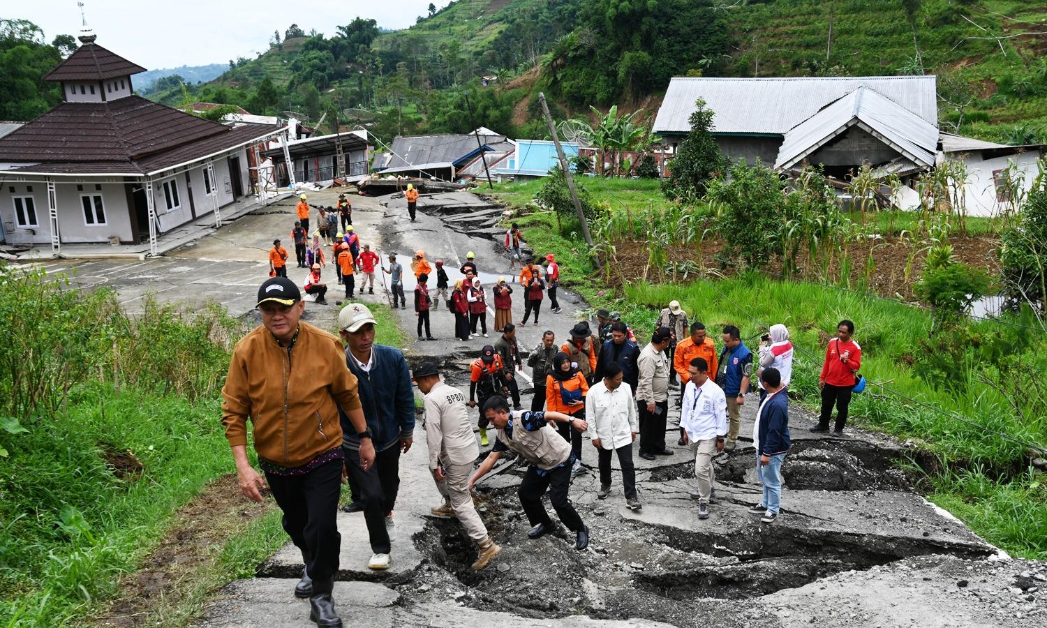 Sekda Banjarnegara Tinjau Lokasi Tanah Bergerak dan Longsor di Desa Ratamba