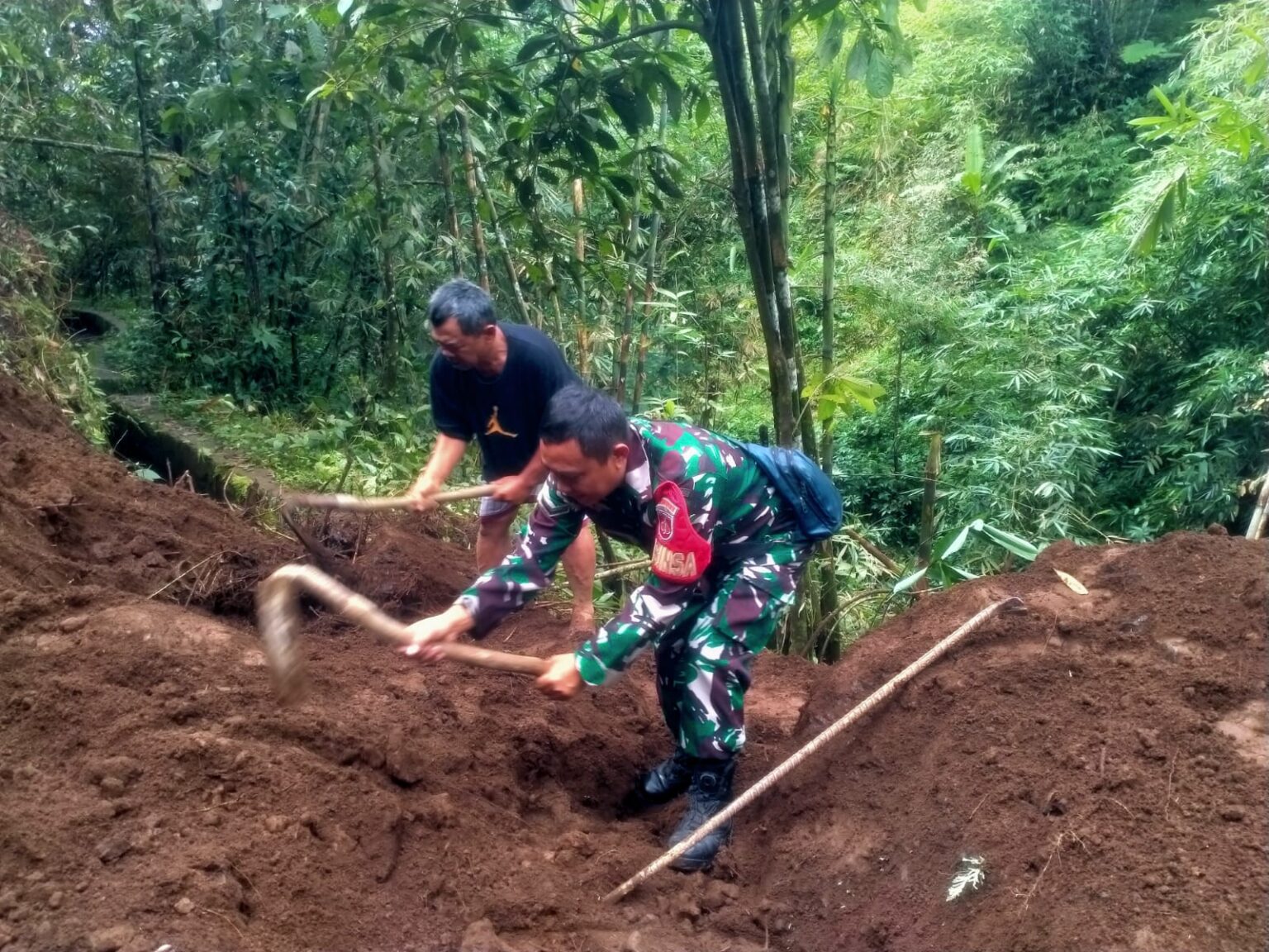 Tebing Longsor di Desa Karangsalam Lor Tutup Irigasi dan Jalan Tani