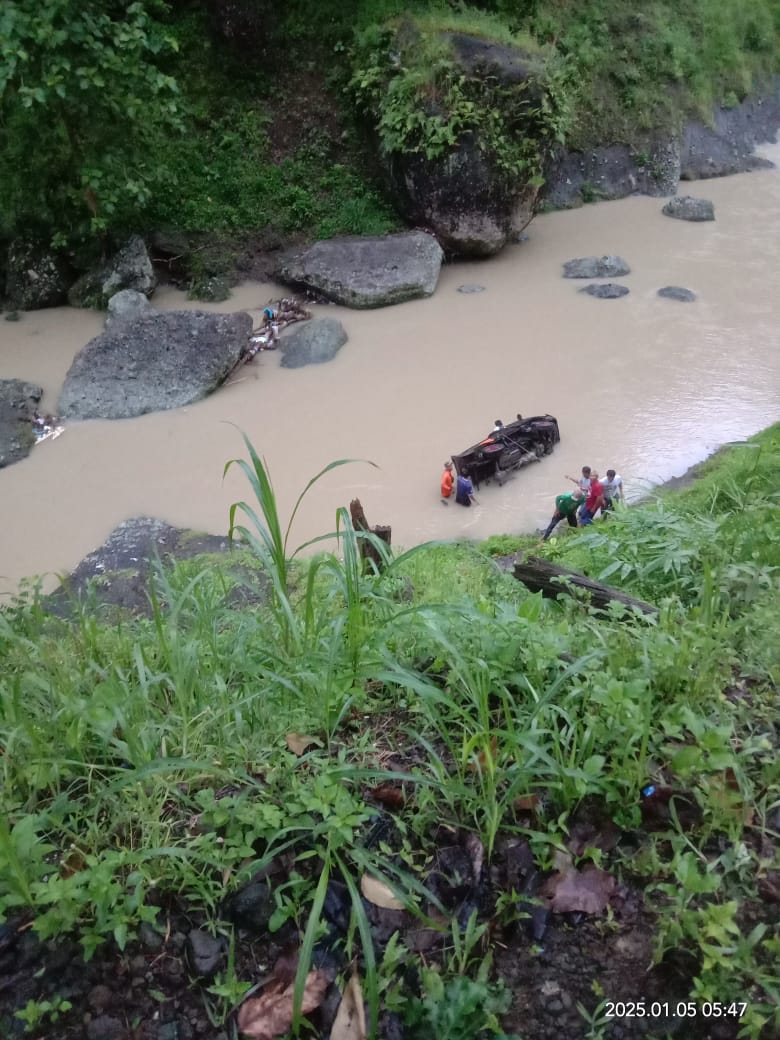 Mobil Suzuki Carry Terjun ke Sungai Kalianget, Kebumen, Satu Orang Tewas