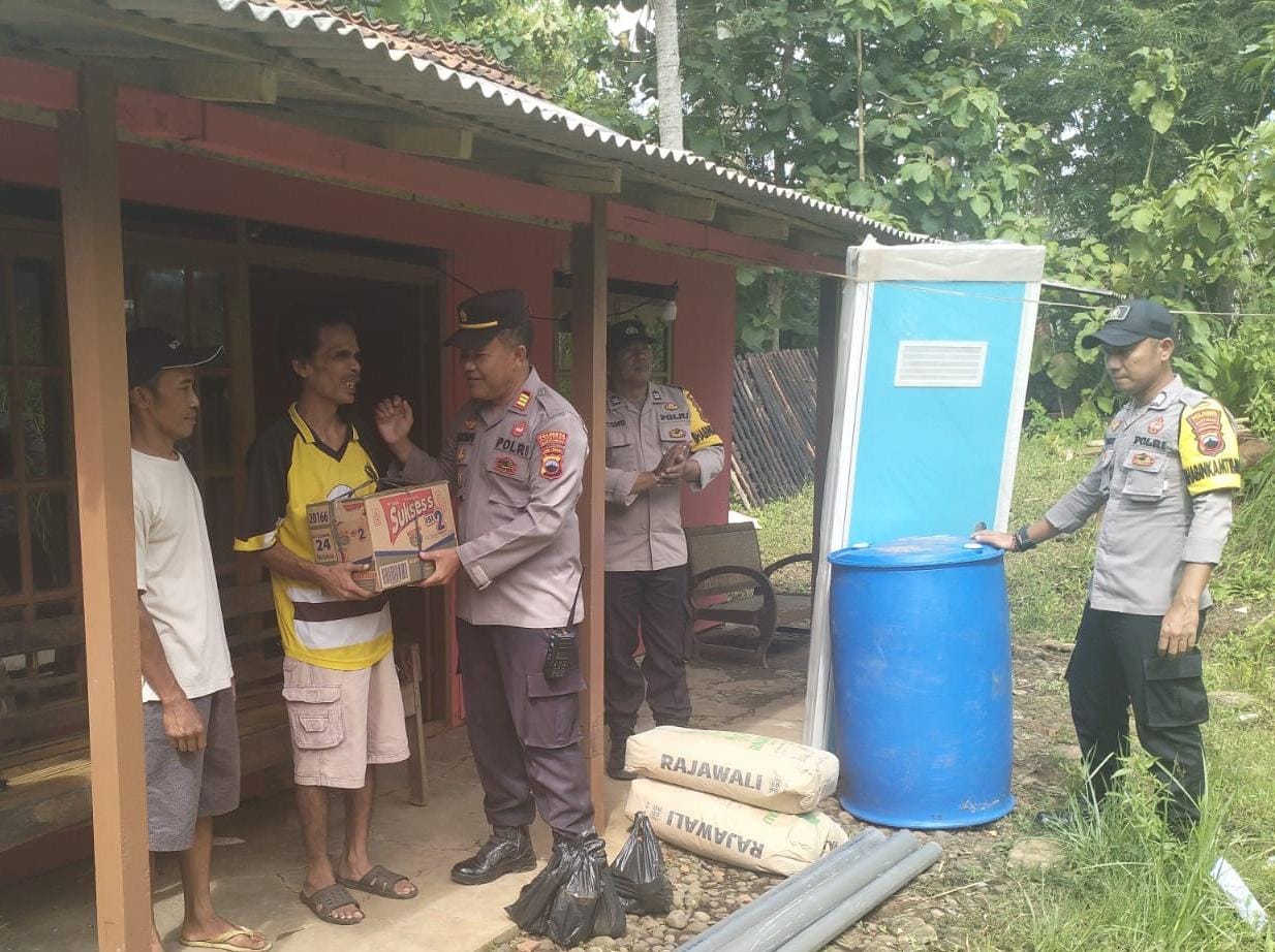 Polsek Cilongok Bantu Tuna Netra Hidup Sebatang Kara di Desa Panusupan