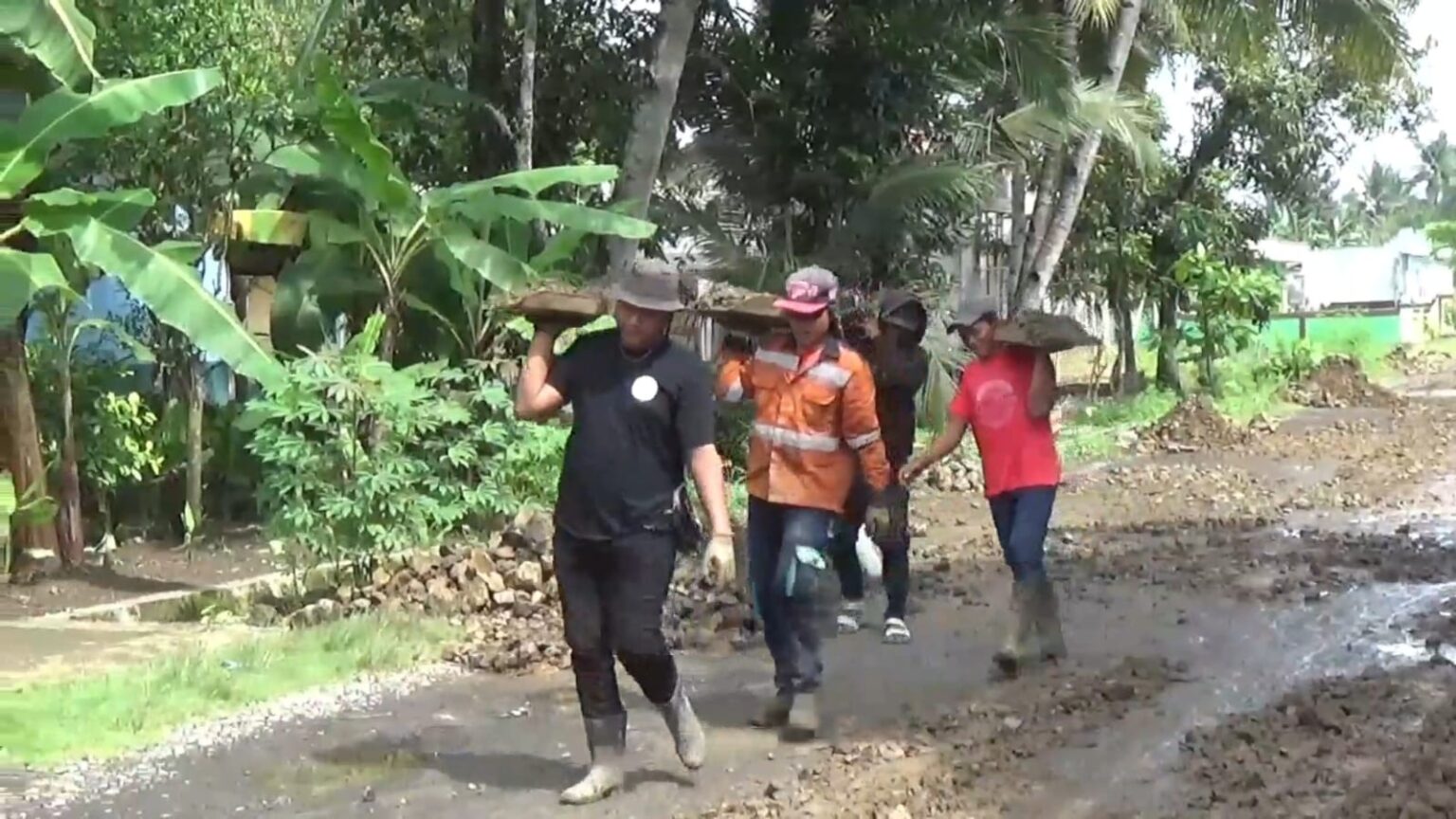 Warga Desa Binangun, Cilacap, Gotong Royong Perbaiki Jalan Rusak Sepanjang 3 Kilometer