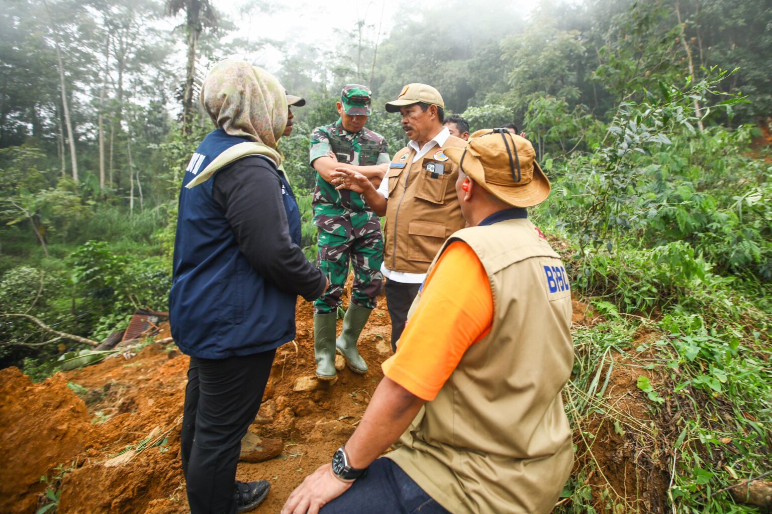 Pj Gubernur Jawa Tengah, Nana Sudjana, Sampaikan Duka Cita kepada Korban Longsor di Desa Kasimpar