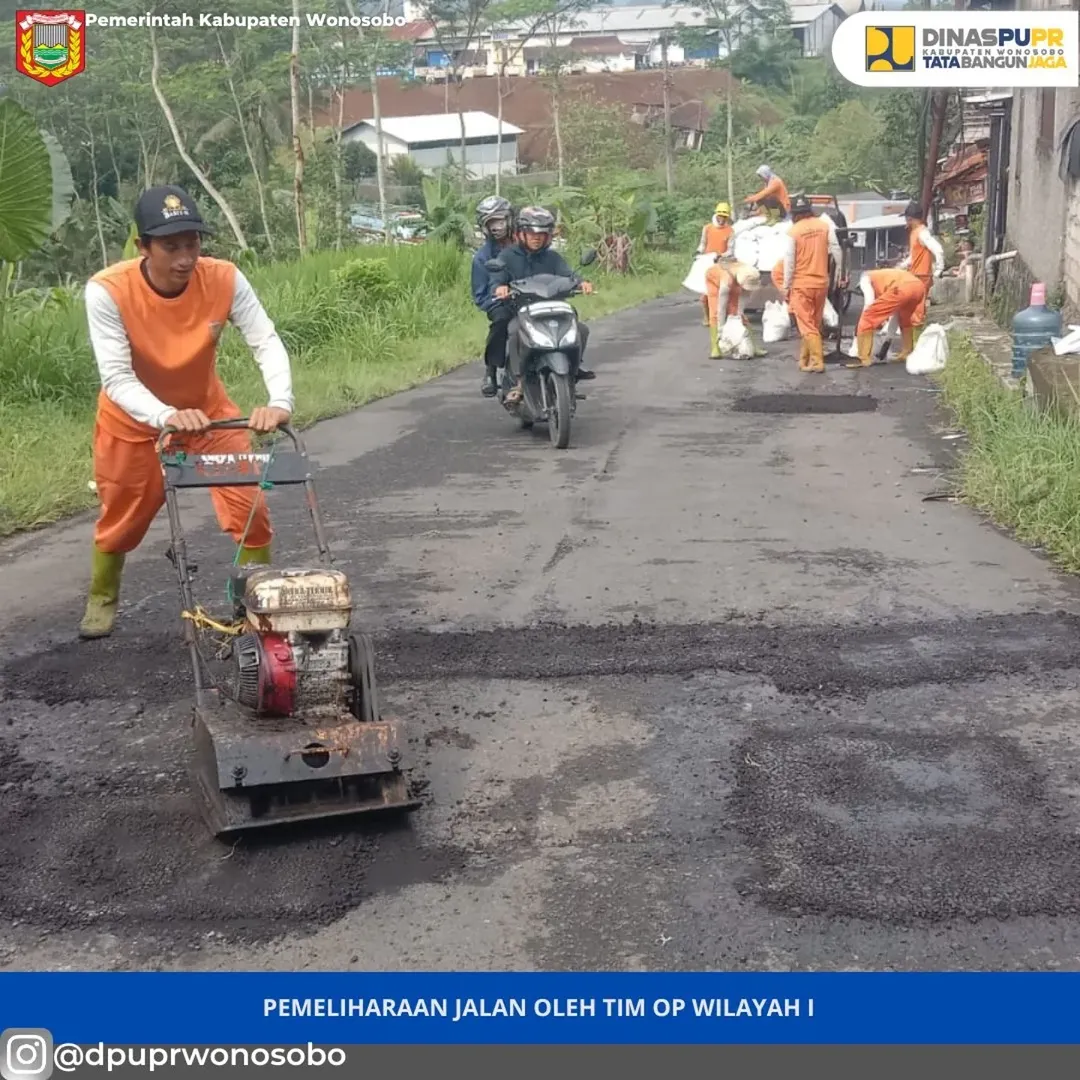 Tim Pemeliharaan Rutin Bidang Bina Marga Lakukan Perbaikan Jalan di Wonosobo