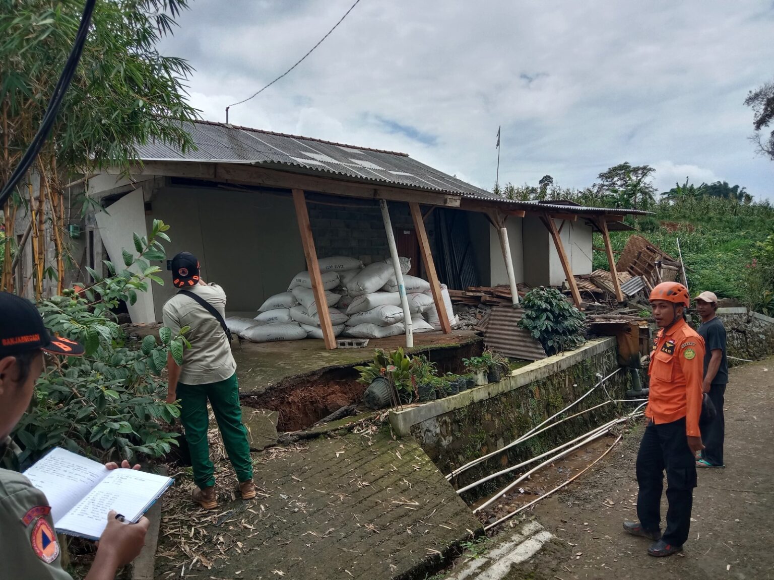 Pergerakan Tanah di Desa Ratamba, Banjarnegara: Puluhan Rumah Rusak dan Belasan Keluarga Mengungsi